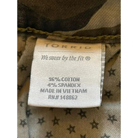Torrid Womens Knee Length Stretch Skinny Crop Camouflage Pants Brown Sz L - Picture 9 of 13